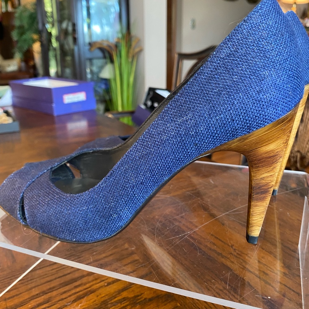 Stuart Weitzman Sz 8M Navy Linen Open Toe Pump with Wood 4” Heels